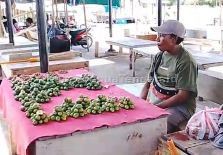 Mama Paulina Runaki: Berjualan Pinang demi Masa Depan Keluarga