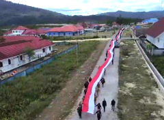 Bentangkan Bendera 1 Km, Bupati dan Kepala Suku Deiyai Minta Presiden Prabowo Prioritaskan Pembangunan