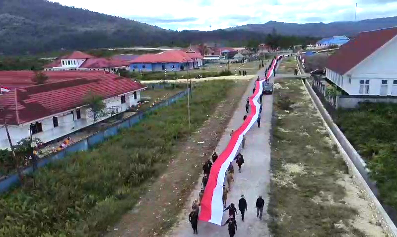 Bentangkan Bendera 1 Km, Bupati dan Kepala Suku Deiyai Minta Presiden Prabowo Prioritaskan Pembangunan